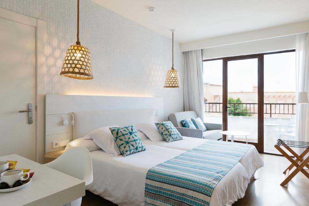Habitación doble del hotel Leonardo Royal Hotel Ibiza Santa Eulalia