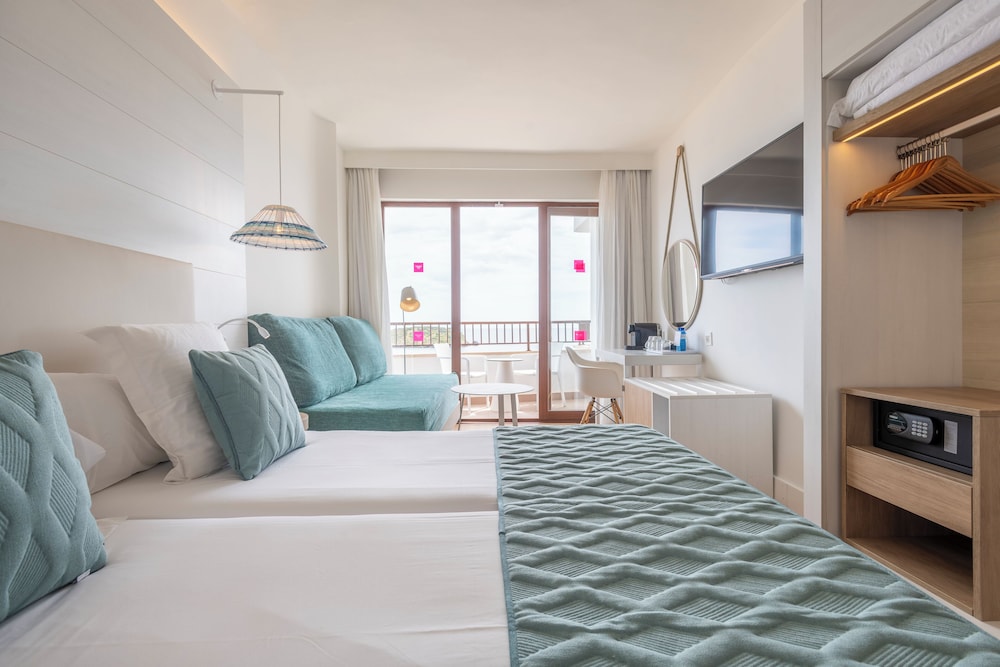 Habitación Deluxe, vistas al mar del hotel Leonardo Royal Hotel Ibiza Santa Eulalia. Foto 1