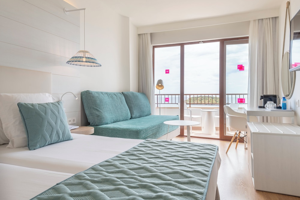 Habitación Deluxe, vistas al mar del hotel Leonardo Royal Hotel Ibiza Santa Eulalia. Foto 2