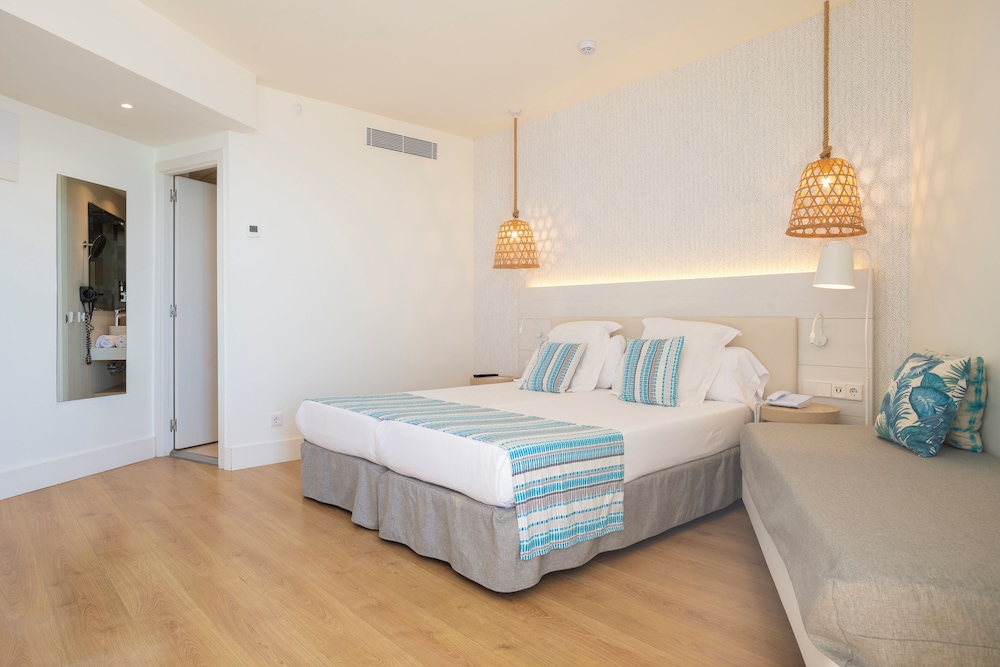 Habitación Deluxe, vistas al mar del hotel Leonardo Royal Hotel Ibiza Santa Eulalia. Foto 3