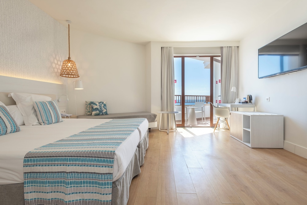 Habitación Deluxe, vistas al mar del hotel Leonardo Royal Hotel Ibiza Santa Eulalia. Foto 4