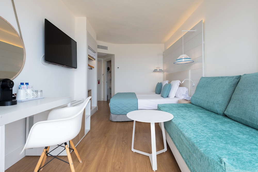 Habitación Deluxe, vistas al mar del hotel Leonardo Royal Hotel Ibiza Santa Eulalia. Foto 6