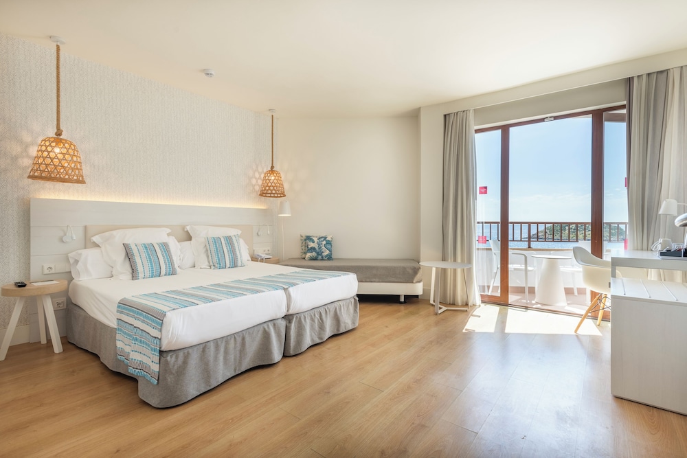 Habitación Deluxe, vistas al mar del hotel Leonardo Royal Hotel Ibiza Santa Eulalia. Foto 7
