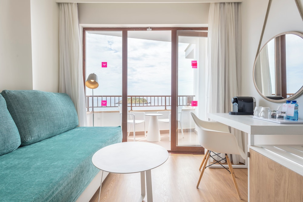 Habitación Deluxe, vistas al mar del hotel Leonardo Royal Hotel Ibiza Santa Eulalia. Foto 8