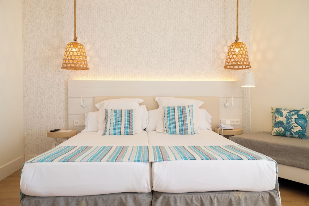 Habitación Deluxe, vistas al mar del hotel Leonardo Royal Hotel Ibiza Santa Eulalia. Foto 9