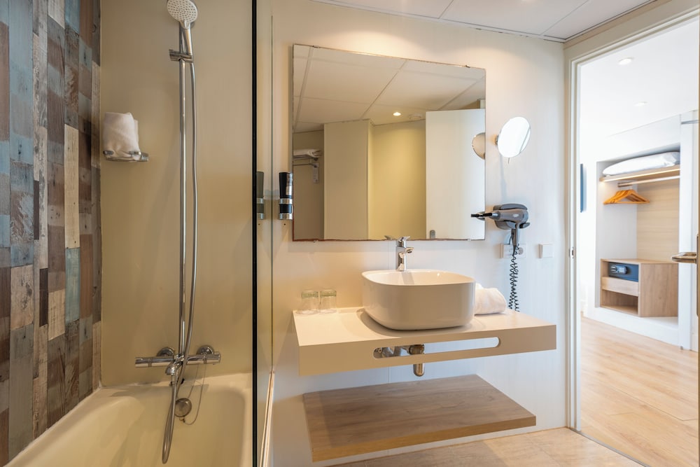 Habitación Deluxe, vistas al mar del hotel Leonardo Royal Hotel Ibiza Santa Eulalia. Foto 11