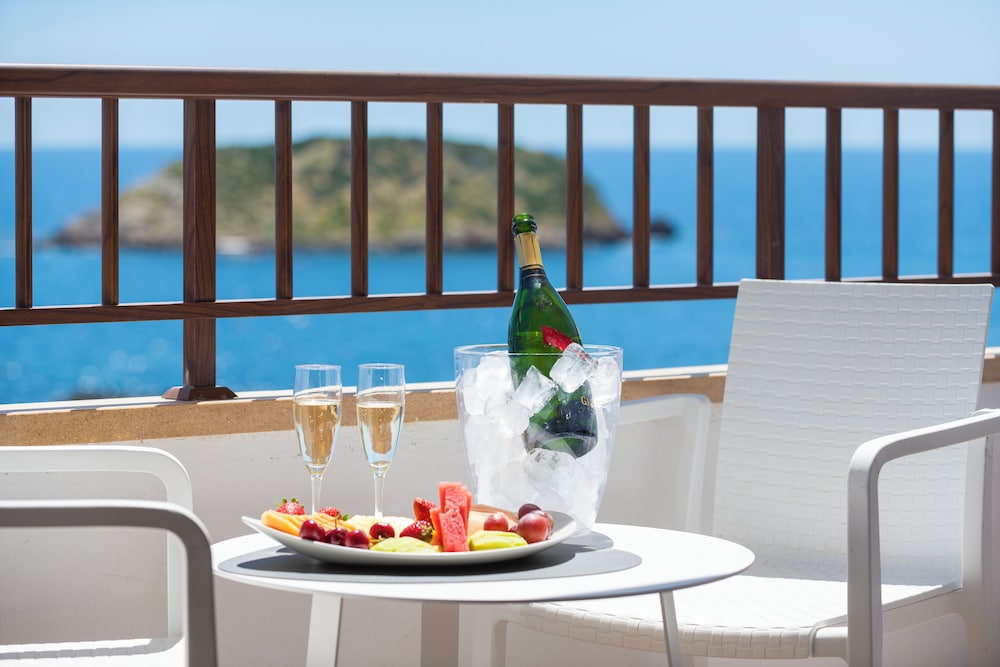 Habitación Deluxe, vistas al mar del hotel Leonardo Royal Hotel Ibiza Santa Eulalia. Foto 12