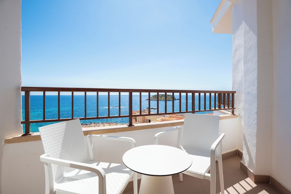 Habitación Deluxe, vistas al mar del hotel Leonardo Royal Hotel Ibiza Santa Eulalia. Foto 13