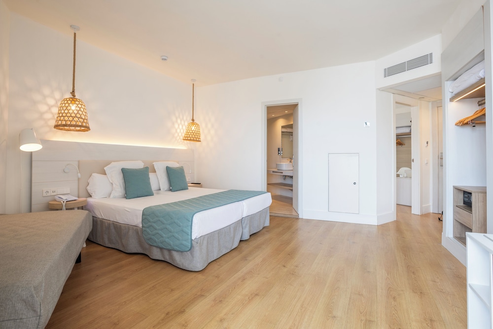 Habitación familiar del hotel Leonardo Royal Hotel Ibiza Santa Eulalia