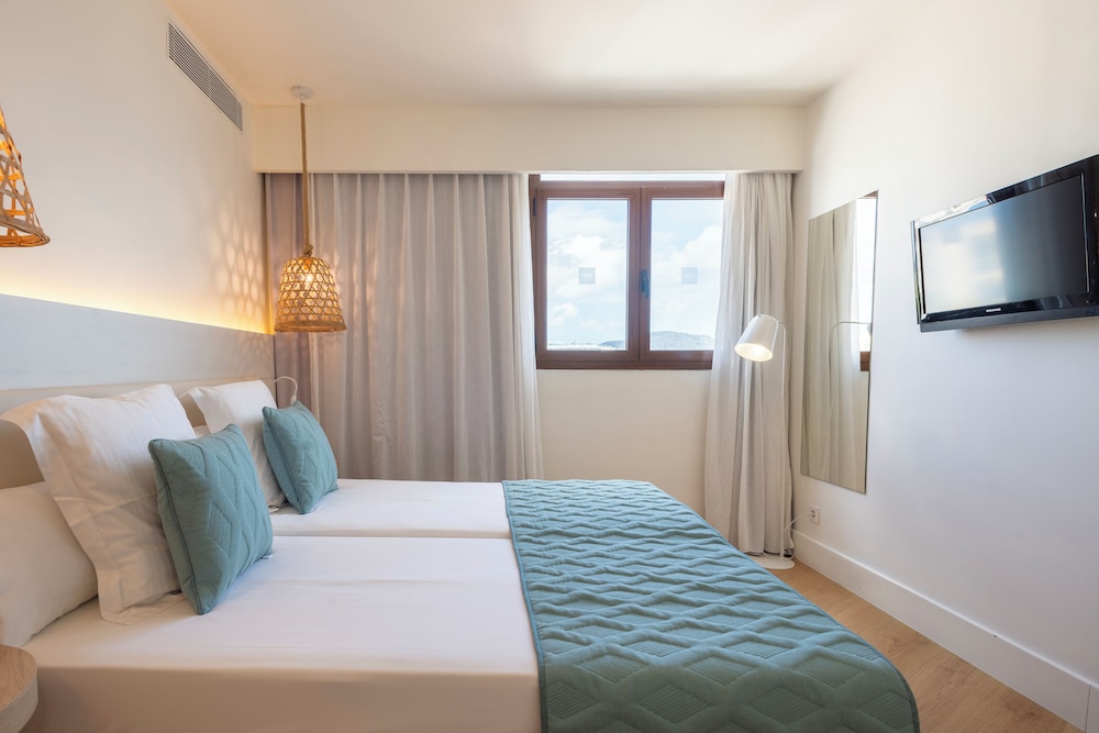 Habitación familiar del hotel Leonardo Royal Hotel Ibiza Santa Eulalia. Foto 1