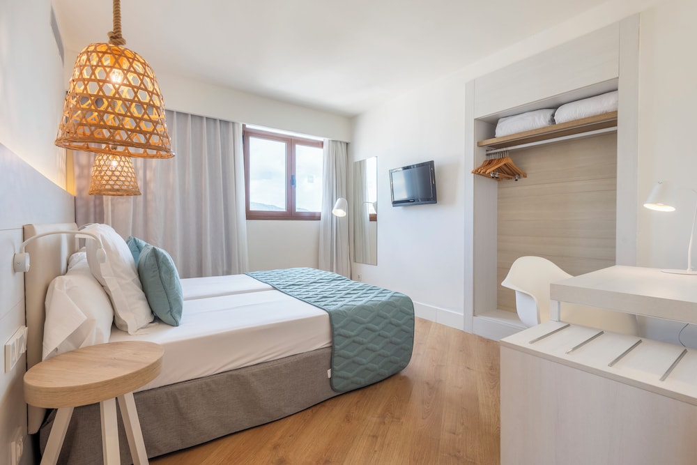 Habitación familiar del hotel Leonardo Royal Hotel Ibiza Santa Eulalia. Foto 3