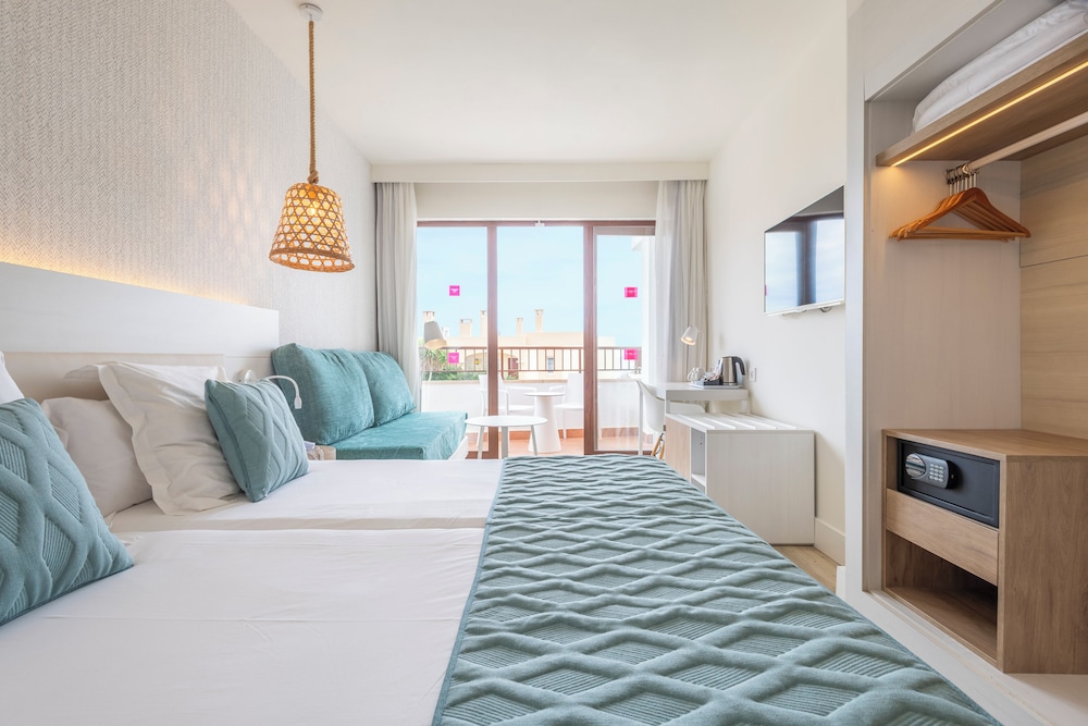 Habitación superior, vistas parciales al mar del hotel Leonardo Royal Hotel Ibiza Santa Eulalia. Foto 1