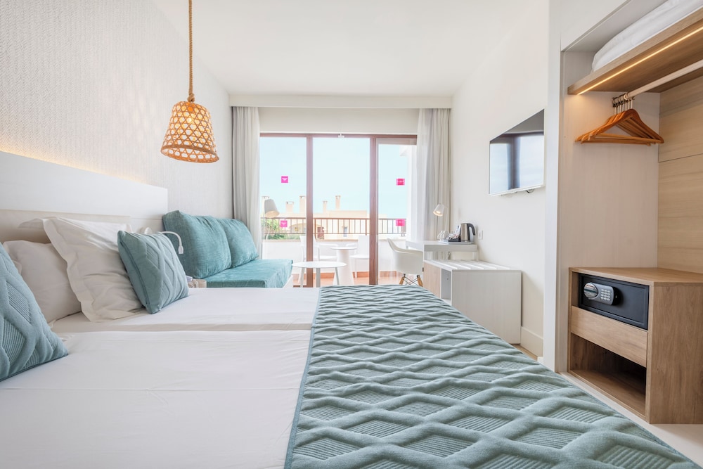 Habitación superior, vistas parciales al mar del hotel Leonardo Royal Hotel Ibiza Santa Eulalia. Foto 2