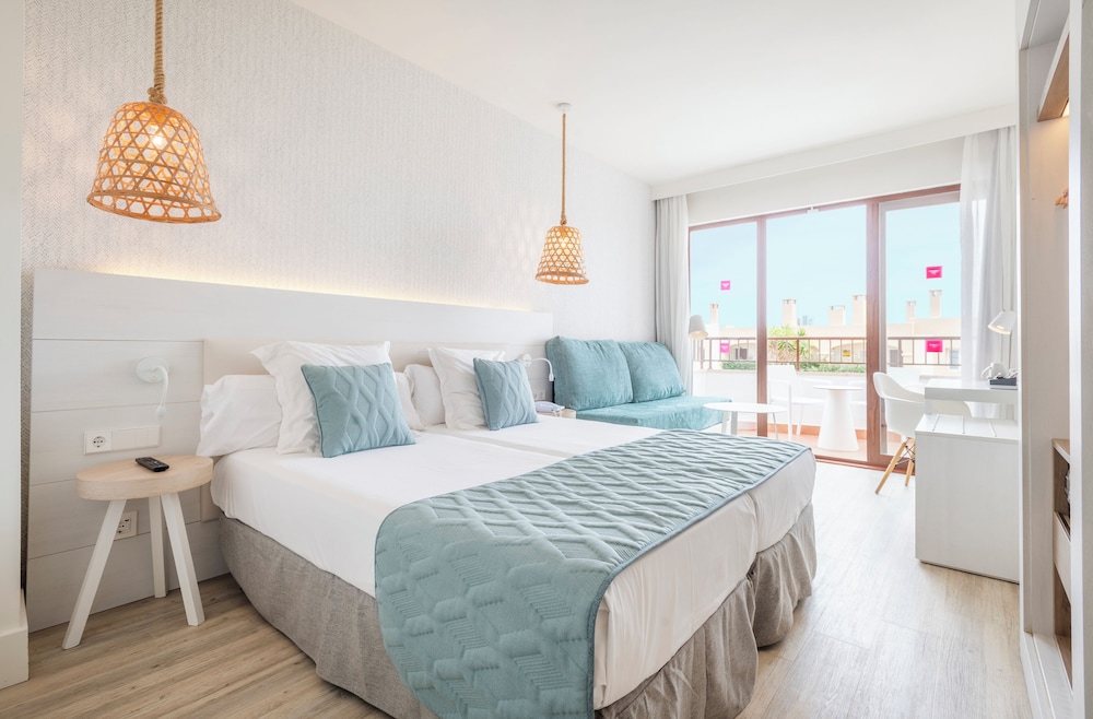 Habitación superior, vistas parciales al mar del hotel Leonardo Royal Hotel Ibiza Santa Eulalia. Foto 3