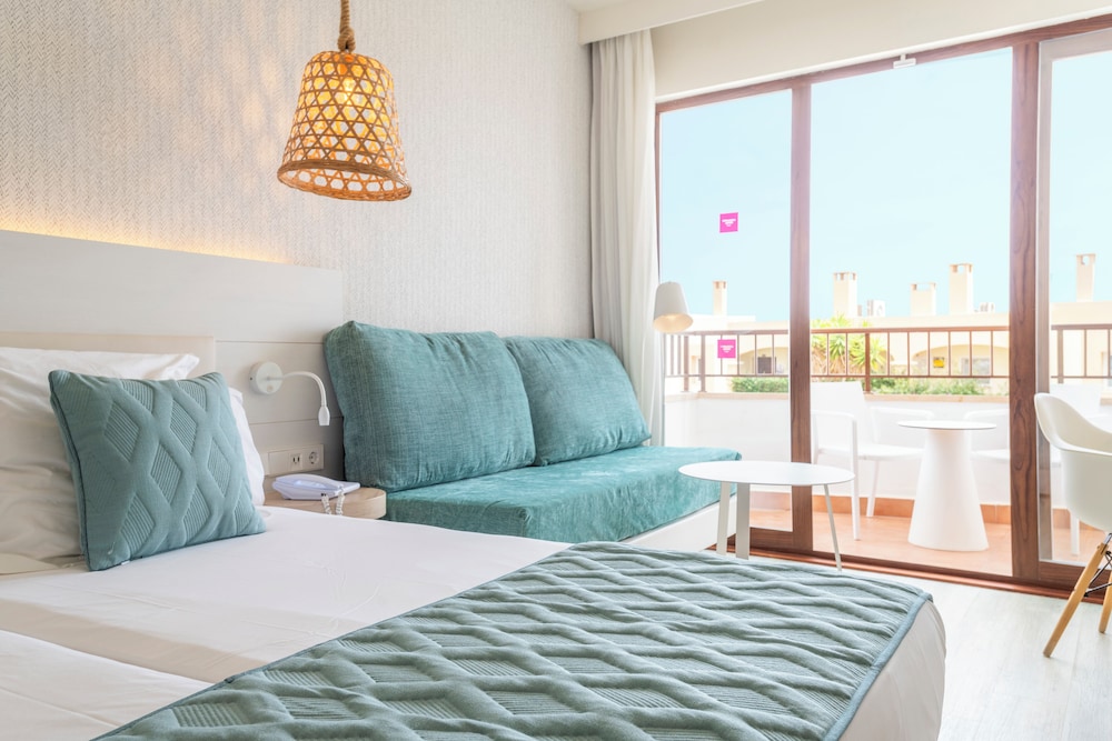 Habitación superior, vistas parciales al mar del hotel Leonardo Royal Hotel Ibiza Santa Eulalia. Foto 4