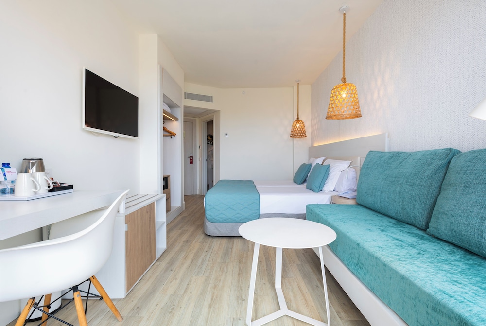 Habitación superior, vistas parciales al mar del hotel Leonardo Royal Hotel Ibiza Santa Eulalia. Foto 5