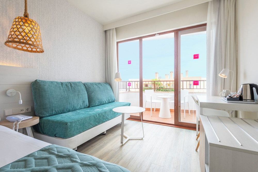 Habitación superior, vistas parciales al mar del hotel Leonardo Royal Hotel Ibiza Santa Eulalia. Foto 6