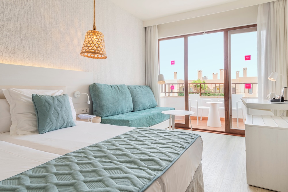 Habitación superior, vistas parciales al mar del hotel Leonardo Royal Hotel Ibiza Santa Eulalia. Foto 7