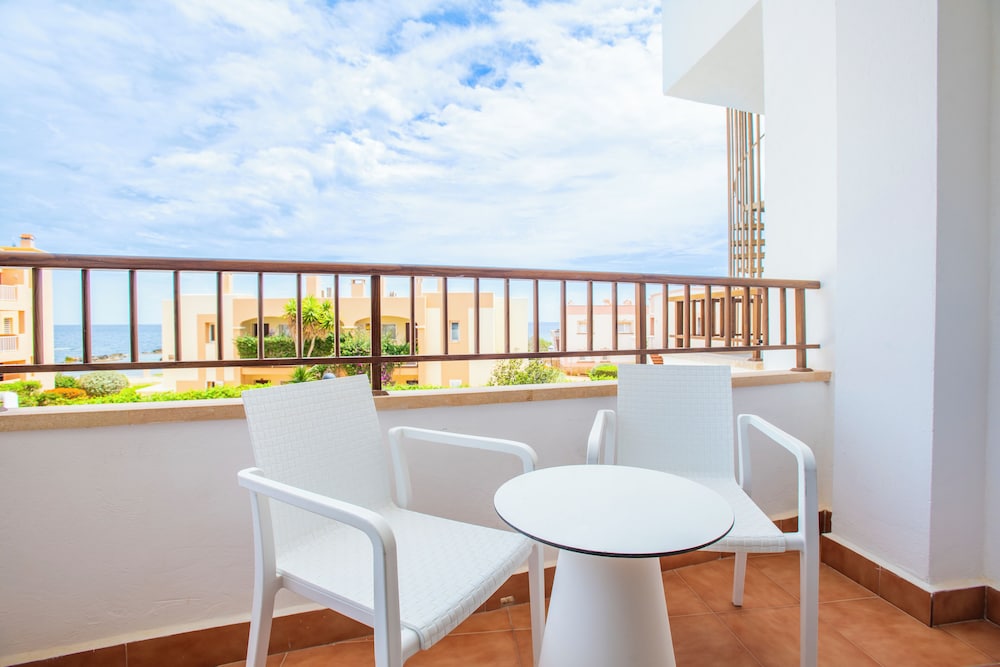 Habitación superior, vistas parciales al mar del hotel Leonardo Royal Hotel Ibiza Santa Eulalia. Foto 10