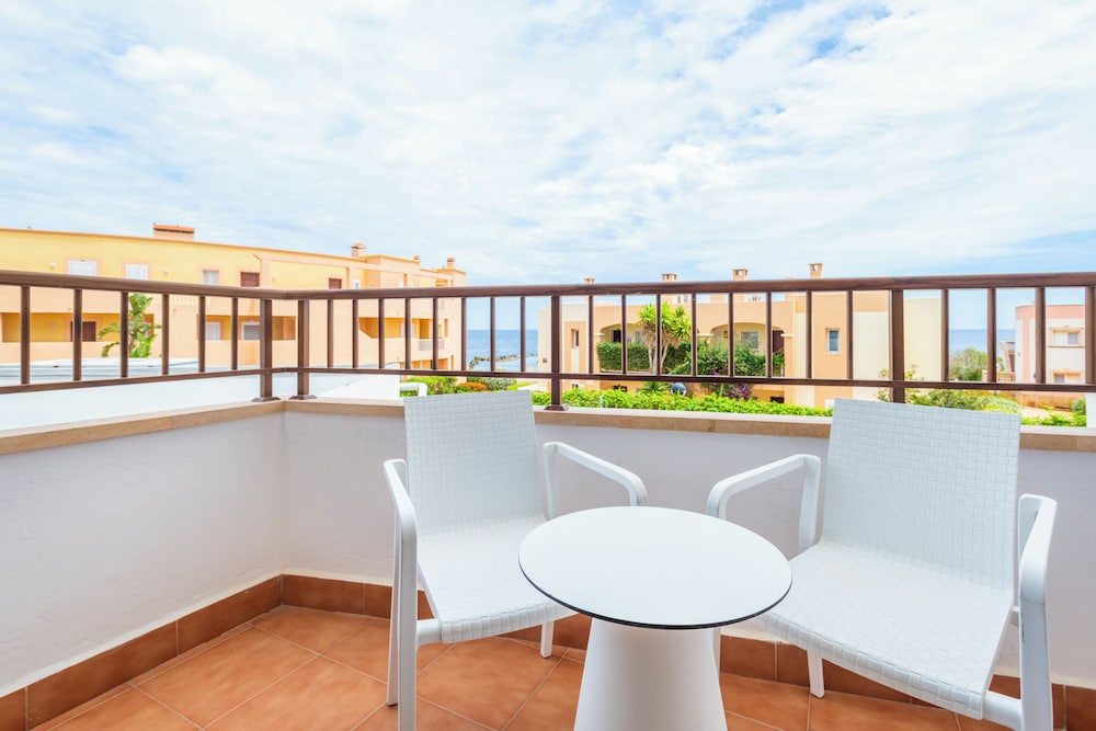 Habitación superior, vistas parciales al mar del hotel Leonardo Royal Hotel Ibiza Santa Eulalia. Foto 11