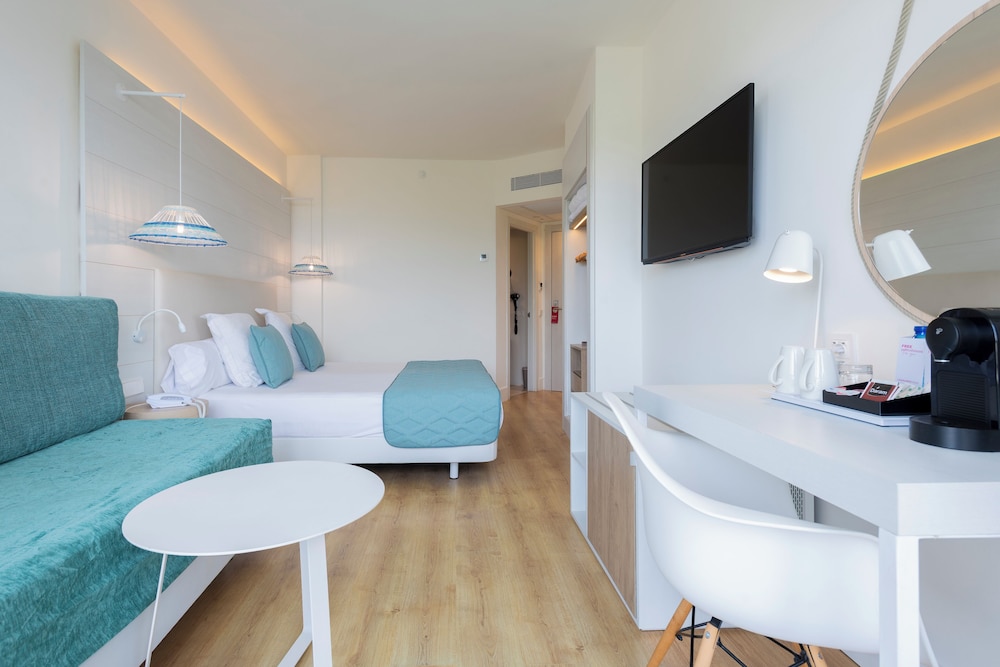 Habitación Confort del hotel Leonardo Royal Hotel Ibiza Santa Eulalia
