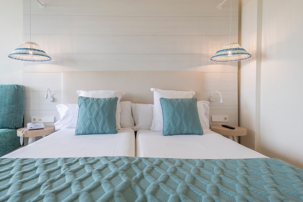 Habitación Confort del hotel Leonardo Royal Hotel Ibiza Santa Eulalia. Foto 1
