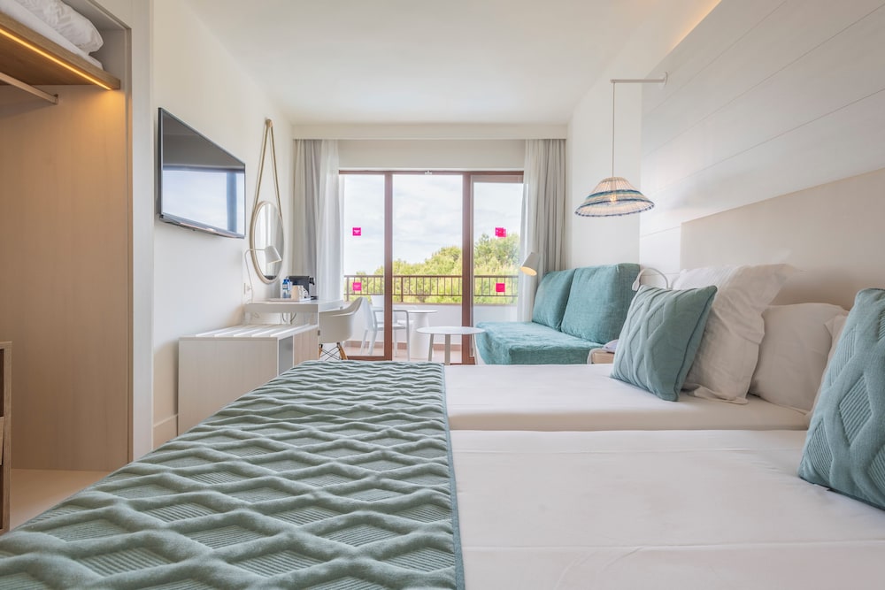 Habitación Confort del hotel Leonardo Royal Hotel Ibiza Santa Eulalia. Foto 2