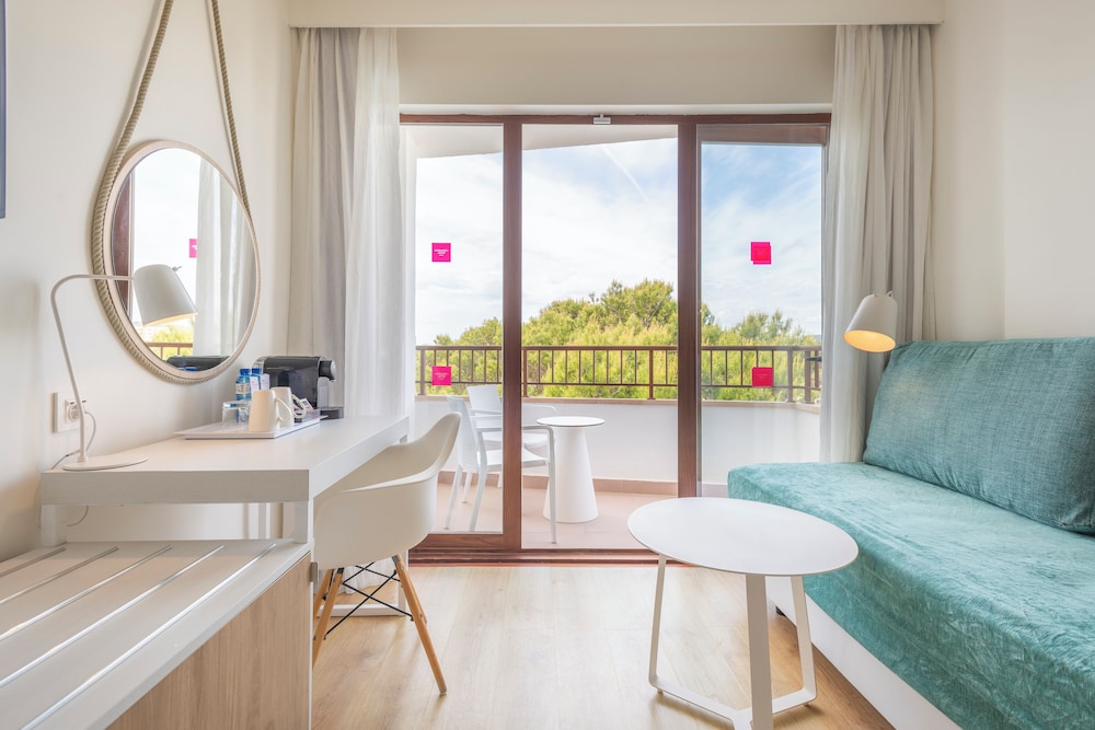 Habitación Confort del hotel Leonardo Royal Hotel Ibiza Santa Eulalia. Foto 3