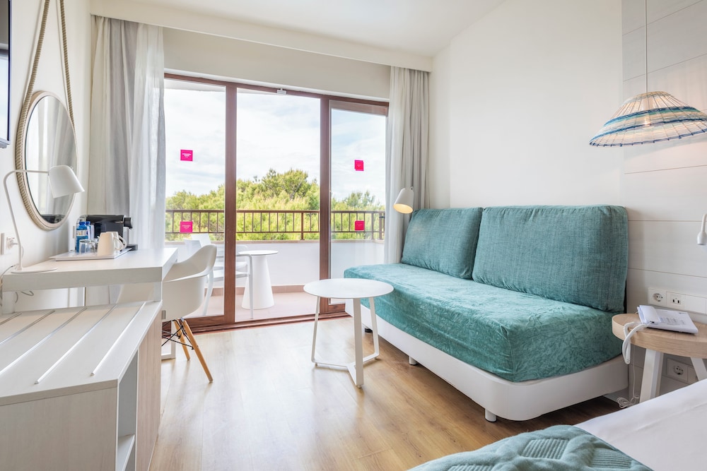 Habitación Confort del hotel Leonardo Royal Hotel Ibiza Santa Eulalia. Foto 4