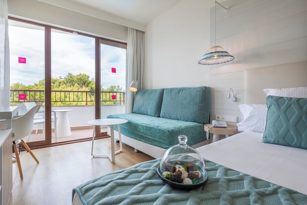 Habitación Confort del hotel Leonardo Royal Hotel Ibiza Santa Eulalia. Foto 5