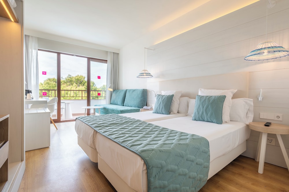 Habitación Confort del hotel Leonardo Royal Hotel Ibiza Santa Eulalia. Foto 6