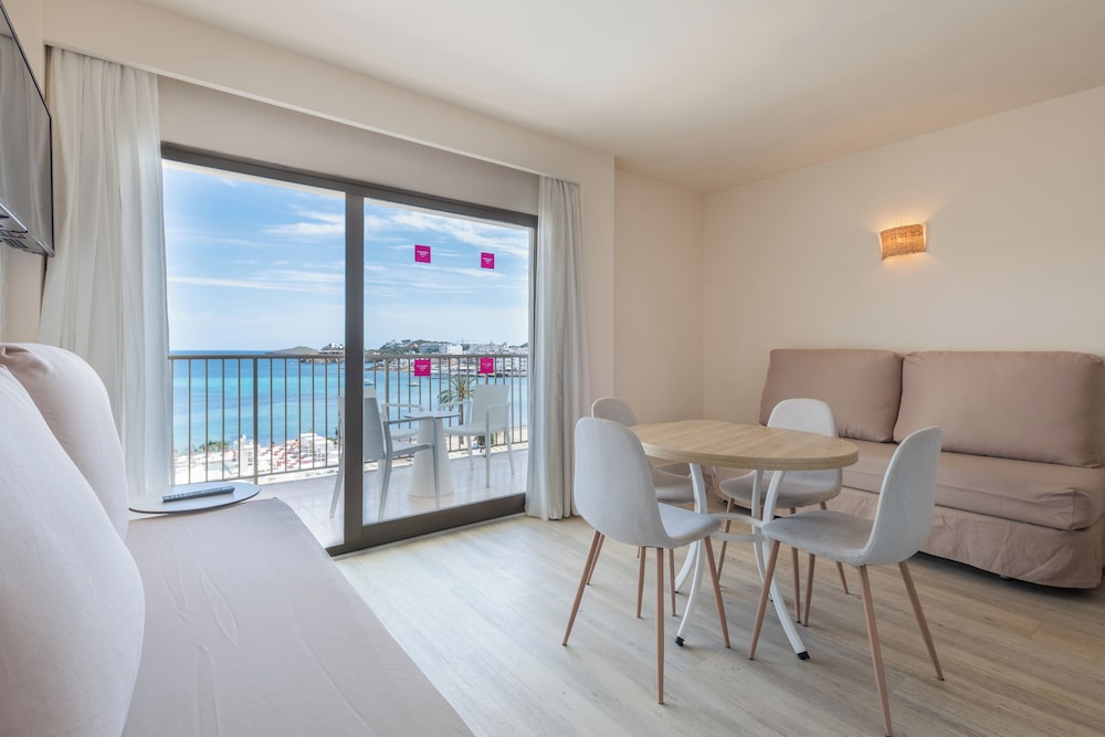 Suite, vistas al mar (Quintuple) del hotel Leonardo Royal Hotel Ibiza Santa Eulalia