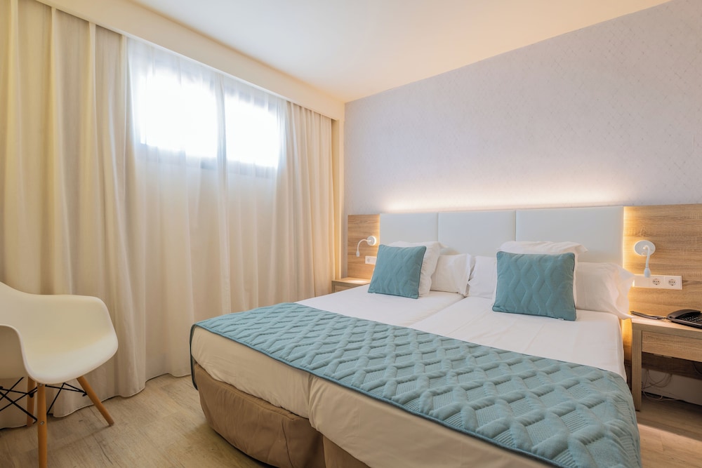 Suite, vistas al mar (Quintuple) del hotel Leonardo Royal Hotel Ibiza Santa Eulalia. Foto 1
