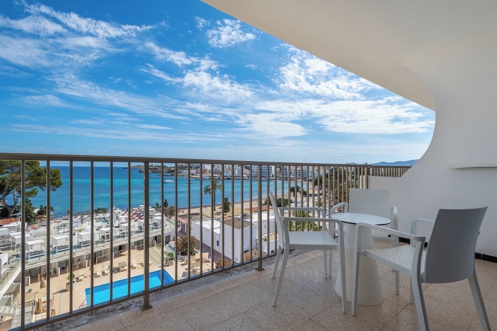 Suite, vistas al mar (Quintuple) del hotel Leonardo Royal Hotel Ibiza Santa Eulalia. Foto 6