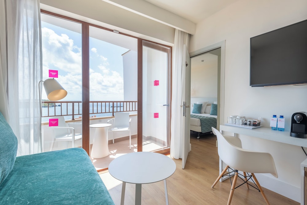 Habitación Deluxe, vistas al mar (Quadruple) del hotel Leonardo Royal Hotel Ibiza Santa Eulalia