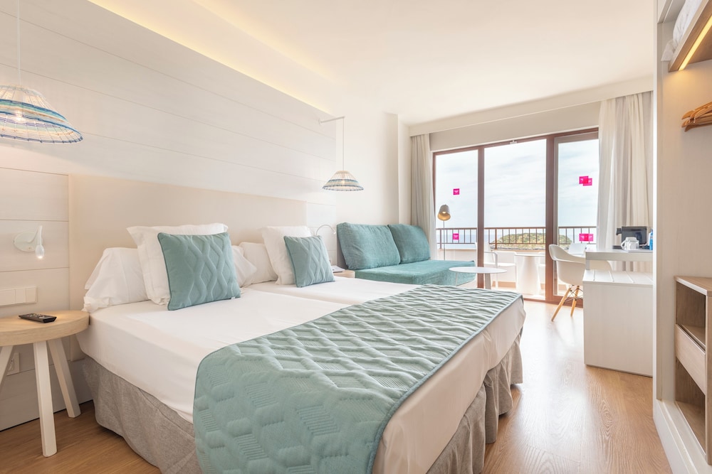 Habitación Deluxe, vistas al mar (Quadruple) del hotel Leonardo Royal Hotel Ibiza Santa Eulalia. Foto 2