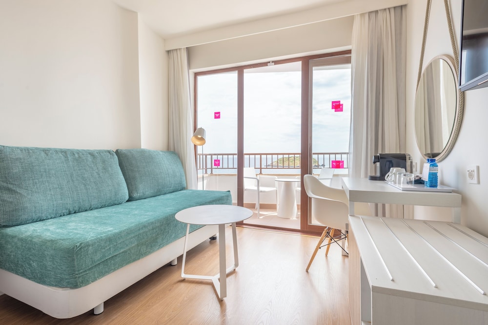 Habitación Deluxe, vistas al mar (Quadruple) del hotel Leonardo Royal Hotel Ibiza Santa Eulalia. Foto 3