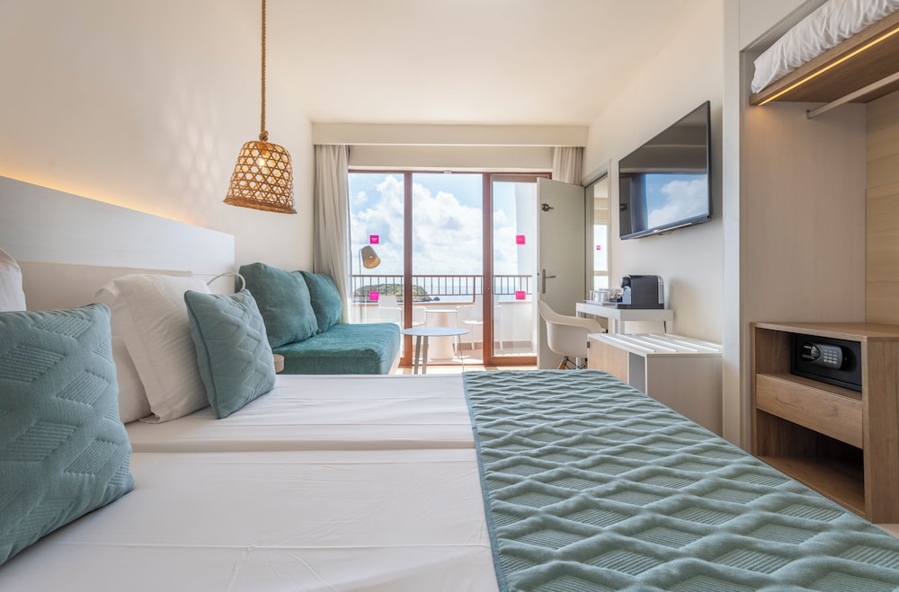 Habitación Deluxe, vistas al mar (Quadruple) del hotel Leonardo Royal Hotel Ibiza Santa Eulalia. Foto 6