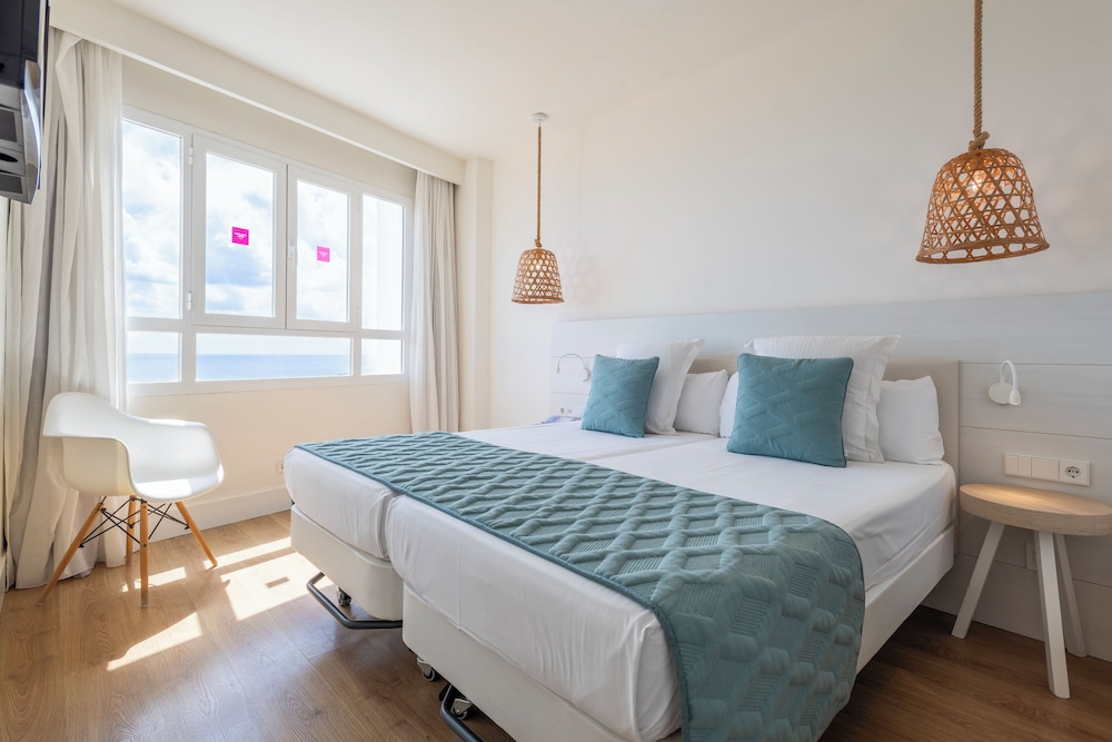 Habitación Deluxe, vistas al mar (Quadruple) del hotel Leonardo Royal Hotel Ibiza Santa Eulalia. Foto 7
