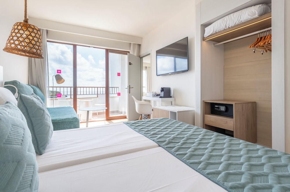 Habitación Deluxe, vistas al mar (Quadruple) del hotel Leonardo Royal Hotel Ibiza Santa Eulalia. Foto 9