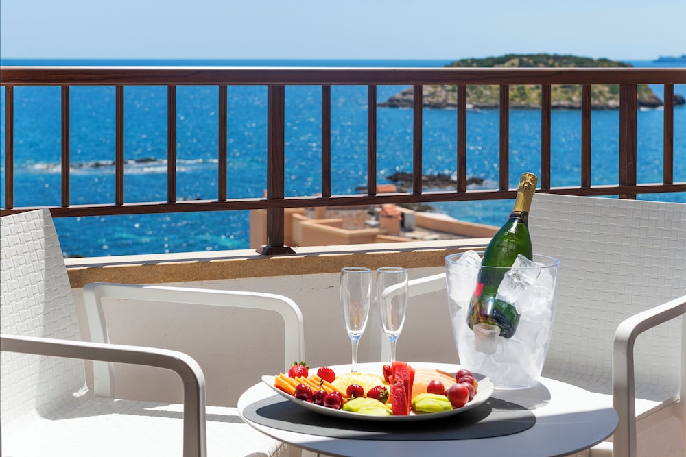 Habitación Deluxe, vistas al mar (Quadruple) del hotel Leonardo Royal Hotel Ibiza Santa Eulalia. Foto 13