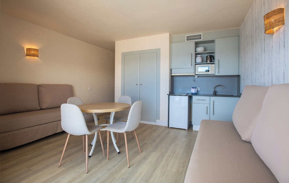 Apartamento del hotel Leonardo Royal Hotel Ibiza Santa Eulalia. Foto 2
