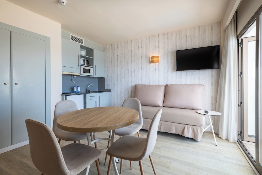 Apartamento del hotel Leonardo Royal Hotel Ibiza Santa Eulalia. Foto 3