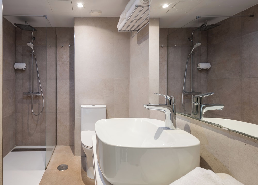 Apartamento del hotel Leonardo Royal Hotel Ibiza Santa Eulalia. Foto 6