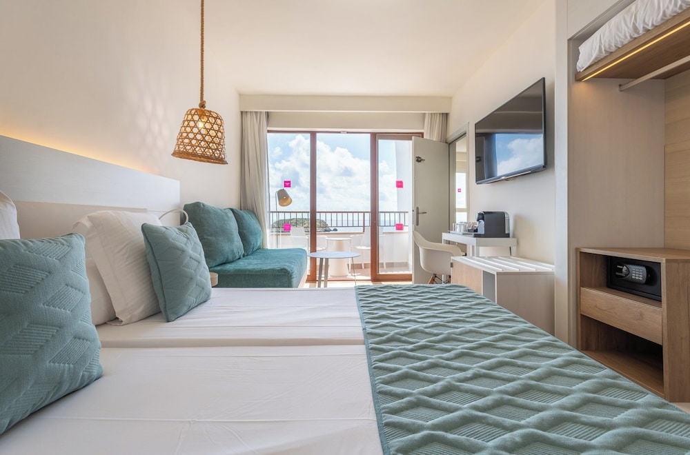Habitación Familiar del hotel Leonardo Royal Hotel Ibiza Santa Eulalia. Foto 6