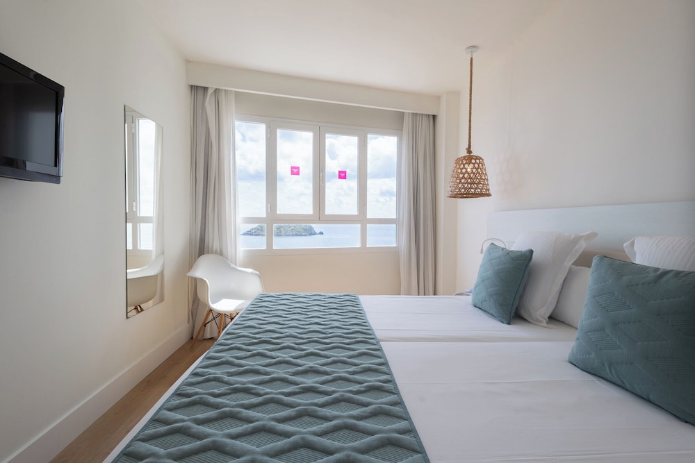 Habitación Familiar del hotel Leonardo Royal Hotel Ibiza Santa Eulalia. Foto 7