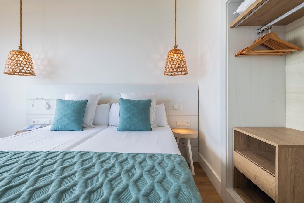 Habitación Familiar del hotel Leonardo Royal Hotel Ibiza Santa Eulalia. Foto 9