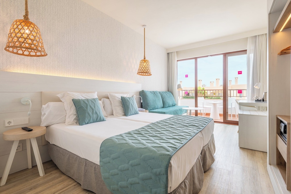 Habitación superior, vistas parciales al mar del hotel Leonardo Royal Hotel Ibiza Santa Eulalia. Foto 12