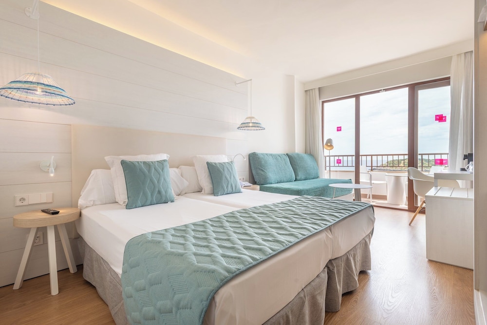 Habitación Deluxe, vistas al mar del hotel Leonardo Royal Hotel Ibiza Santa Eulalia. Foto 21