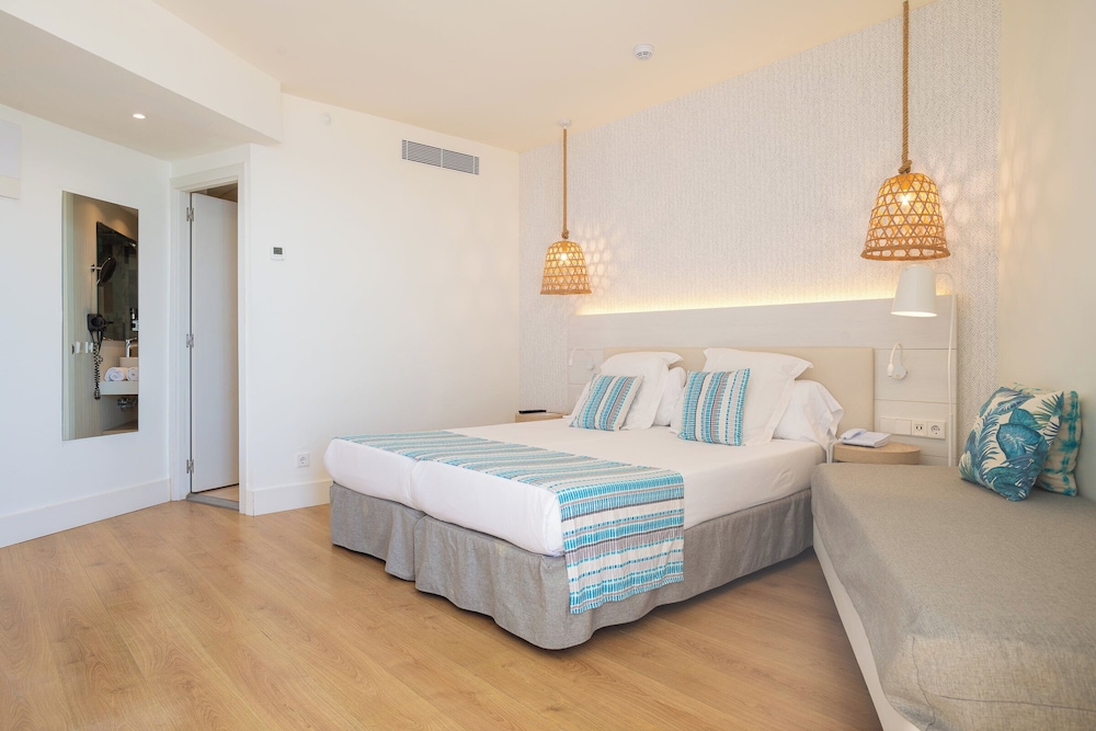 Habitación Deluxe, vistas al mar del hotel Leonardo Royal Hotel Ibiza Santa Eulalia. Foto 22